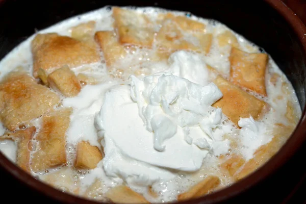 Schlagsahne Auf Ägyptischem Brotpudding Milch Einer Braunen Schüssel Töpferauflauf Aus — Stockfoto