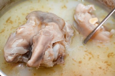 Kolajen ve jelatin dolu, soğanlı pişirilmiş inek ayağı, kemiksiz inek paçaları ve çorbası ile pişirilen Arap kawareh çorbasının seçici odak noktası.