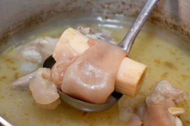 Kolajen ve jelatin dolu, soğanlı pişirilmiş inek ayağı, kemiksiz inek paçaları ve çorbası ile pişirilen Arap kawareh çorbasının seçici odak noktası.