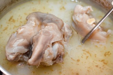 Kolajen ve jelatin dolu, soğanlı pişirilmiş inek ayağı, kemiksiz inek paçaları ve çorbası ile pişirilen Arap kawareh çorbasının seçici odak noktası.