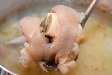 Kolajen ve jelatin dolu, soğanlı pişirilmiş inek ayağı, kemiksiz inek paçaları ve çorbası ile pişirilen Arap kawareh çorbasının seçici odak noktası.