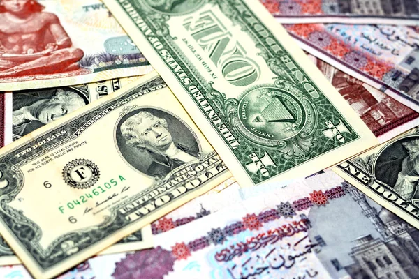 Hög Med Amerikanska Dollar Och Egyptiska Pund Bakgrund Stapel Femtio — Stockfoto