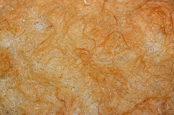 一种传统的中东甜点Knafeh 用旋转糕点 Kataifi 浸渍在一种甜糖基糖浆 Attar 并与奶酪 凝块奶油 开心果和坚果分层 — 图库照片