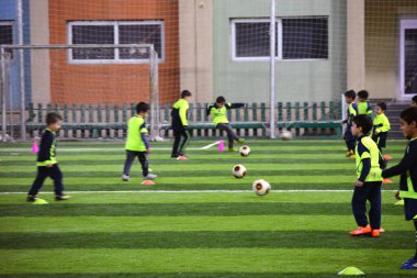 Kahire, Mısır, 3 Şubat 2018: Bir futbol sahasında futbol maçı öncesi egzersiz yapan bir grup genç çocuk oyuncu, çocukların becerilerini ve futbol eğitimini geliştirmek için futbol antrenmanı