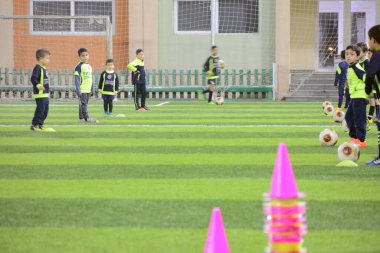 Kahire, Mısır, 3 Şubat 2018: Bir futbol sahasında futbol maçı öncesi egzersiz yapan bir grup genç çocuk oyuncu, çocukların becerilerini ve futbol eğitimini geliştirmek için futbol antrenmanı