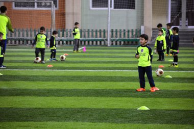 Kahire, Mısır, 3 Şubat 2018: Bir futbol sahasında futbol maçı öncesi egzersiz yapan bir grup genç çocuk oyuncu, çocukların becerilerini ve futbol eğitimini geliştirmek için futbol antrenmanı