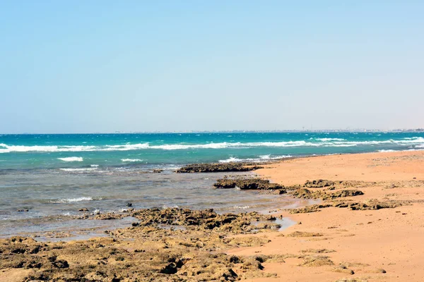 여름철이면 이집트 시나이에 바위투성이 파도를 파노라마는 바위와 모래에 부딪치며 선택적으로 — 스톡 사진