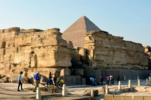 Giza Egypt November 2018 Tourists Location Pyramids Giza Ruins Stone — стоковое фото