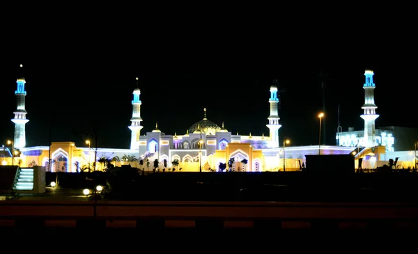 开罗一座宏伟的清真寺的夜间场景 有多个圆顶和布满彩灯的尖塔 穆斯林在清真寺里向上帝祈祷 选择性地集中精神 — 图库照片