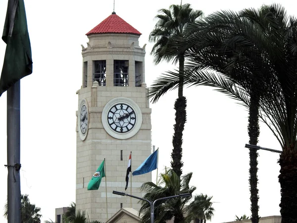 2018年11月24日 埃及吉萨 位于吉萨第一公立大学主校区的开罗大学钟楼于1908年建成 当时名为埃及大学 当时名为福阿德一世国王大学 — 图库照片