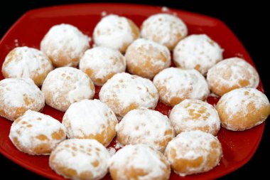 El-Fitr bayramını kutlamak için geleneksel Arap kurabiyeleri, pudra şekerle kaplanmış Mısır kahvesi ve içi ceviz ve fındık dolu siyah arka planda izole edilmiş