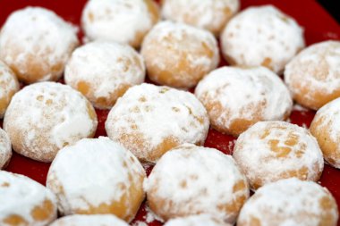 Geleneksel Arap kurabiyeleri El-Fitr bayramını kutlamak için, Mısır Kahkesi pudra şekeriyle kaplı, ceviz ve fındık dolu kırmızı seramik tabakta