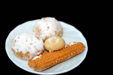 Geleneksel Arap kurabiyeleri El-Fitr bayramını kutlamak için, Mısır kahvesi pudra şekerli ve cevizli, bayram bisküvisi ve ghee ile yapılan Ghoriba ile doldurulmuş.