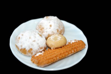 Geleneksel Arap kurabiyeleri El-Fitr bayramını kutlamak için, Mısır kahvesi pudra şekerli ve cevizli, bayram bisküvisi ve ghee ile yapılan Ghoriba ile doldurulmuş.