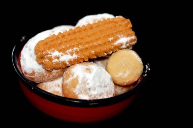 Geleneksel Arap kurabiyeleri El-Fitr bayramını kutlamak için, Mısır kahvesi pudra şekerli ve cevizli, bayram bisküvisi ve ghee ile yapılan Ghoriba ile doldurulmuş.