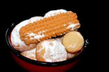 Geleneksel Arap kurabiyeleri El-Fitr bayramını kutlamak için, Mısır kahvesi pudra şekerli ve cevizli, bayram bisküvisi ve ghee ile yapılan Ghoriba ile doldurulmuş.