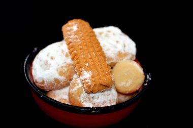 Geleneksel Arap kurabiyeleri El-Fitr bayramını kutlamak için, Mısır kahvesi pudra şekerli ve cevizli, bayram bisküvisi ve ghee ile yapılan Ghoriba ile doldurulmuş.