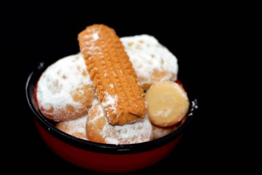 Geleneksel Arap kurabiyeleri El-Fitr bayramını kutlamak için, Mısır kahvesi pudra şekerli ve cevizli, bayram bisküvisi ve ghee ile yapılan Ghoriba ile doldurulmuş.