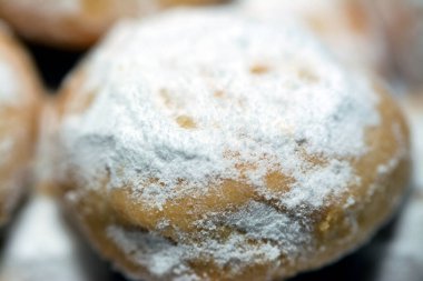 Geleneksel Arap kurabiyelerinin El-Fitr bayramını kutlamak için yakın plan görüntüsü, Mısırlı Kahk pudra şekeriyle kaplanmış ve ceviz ve fındık ile doldurulmuş ve izole edilmiş.