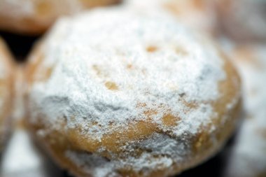 Geleneksel Arap kurabiyelerinin El-Fitr bayramını kutlamak için yakın plan görüntüsü, Mısırlı Kahk pudra şekeriyle kaplanmış ve ceviz ve fındık ile doldurulmuş ve izole edilmiş.