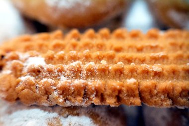 Geleneksel Arap kurabiyelerinin, İslami bayramların El-Fitr bayramını kutlamak için yakın çekimi, un ağırlıklı olarak amonyak ve ghee, lezzetli İslami ziyafet pastanesi olan Mısır bisküvileri