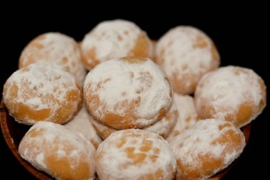 El-Fitr bayramını kutlamak için geleneksel Arap kurabiyeleri, pudra şekerle kaplanmış Mısır kahvesi ve içi ceviz ve fındık dolu siyah arka planda izole edilmiş