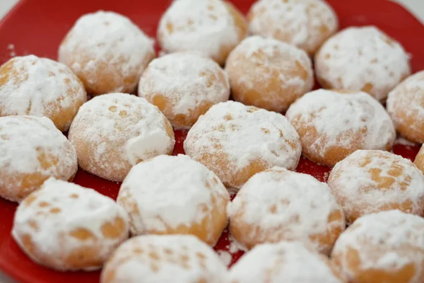 エルフィトル祭のイスラム教の休日を祝うための伝統的なアラビアのクッキー 粉末砂糖で覆われたエジプトのカフクと詰め物をし 赤いセラミックプレートにクルミとナッツでいっぱい — ストック写真