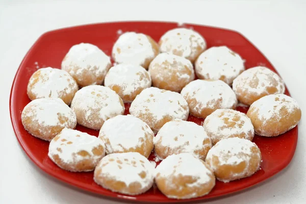 Geleneksel Arap kurabiyeleri El-Fitr bayramını kutlamak için, Mısır Kahkesi pudra şekeriyle kaplı, ceviz ve fındık dolu kırmızı seramik tabakta