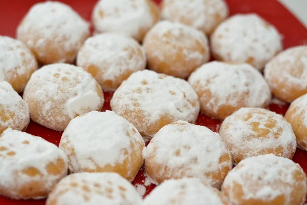 为庆祝伊斯兰教节日开斋节 埃及开斋节传统的阿拉伯饼干 上面涂满了糖粉 塞满了核桃和坚果 放在红色陶瓷盘中 — 图库照片
