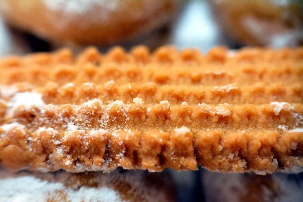 Geleneksel Arap kurabiyelerinin, İslami bayramların El-Fitr bayramını kutlamak için yakın çekimi, un ağırlıklı olarak amonyak ve ghee, lezzetli İslami ziyafet pastanesi olan Mısır bisküvileri