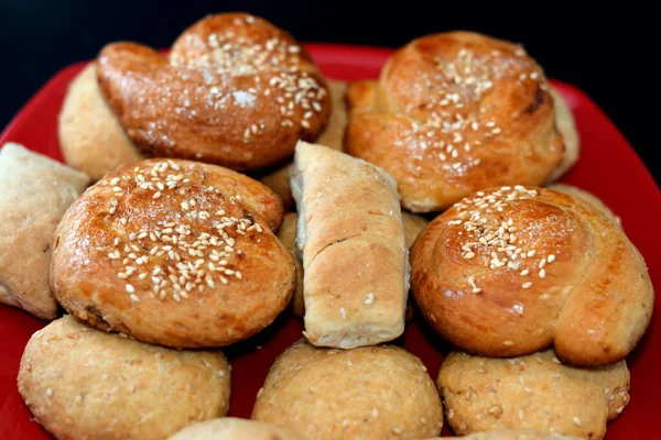 埃及东部的阿拉伯美食 饼干里塞满了椰枣糊 芝麻和糖的饼干 开斋节 斋月糖果和甜点 放在用黑色隔开的红盘上 — 图库照片