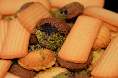 Geleneksel Arap kurabiyeleri El-Fitr bayramını kutlamak için, Mısır bayramı bisküvileri ve reçel ve fındıkla doldurulmuş ve çikolata ve şam fıstığı ile kaplanmış minyon dört (mignardises)