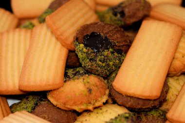 Geleneksel Arap kurabiyeleri El-Fitr bayramını kutlamak için, Mısır bayramı bisküvileri ve reçel ve fındıkla doldurulmuş ve çikolata ve şam fıstığı ile kaplanmış minyon dört (mignardises)