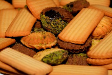 Geleneksel Arap kurabiyeleri El-Fitr bayramını kutlamak için, Mısır bayramı bisküvileri ve reçel ve fındıkla doldurulmuş ve çikolata ve şam fıstığı ile kaplanmış minyon dört (mignardises)