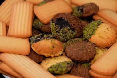 Geleneksel Arap kurabiyeleri El-Fitr bayramını kutlamak için, Mısır bayramı bisküvileri ve reçel ve fındıkla doldurulmuş ve çikolata ve şam fıstığı ile kaplanmış minyon dört (mignardises)