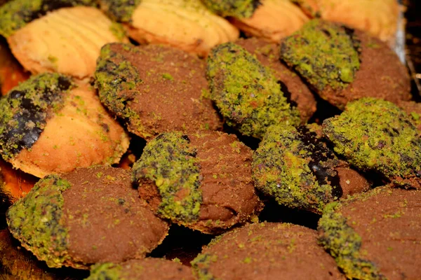 El-Fitr bayramını kutlamak için geleneksel Arap kurabiyeleri yığını, reçel ve fındıkla doldurulmuş ve çikolata ve şam fıstığı ile kaplanmış dört küçük fırın (mignardises).