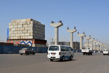 Kahire, Mısır, 24 Nisan 2022: Kahire 'nin demiryolu baş demiryolu taşıma sisteminin üzerinde inşa edilmiş bir inşaat sahası, dairesel çelik ve beton sütunlar ve beton bloklar yığını