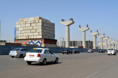 Kahire, Mısır, 24 Nisan 2022: Kahire 'nin demiryolu baş demiryolu taşıma sisteminin üzerinde inşa edilmiş bir inşaat sahası, dairesel çelik ve beton sütunlar ve beton bloklar yığını