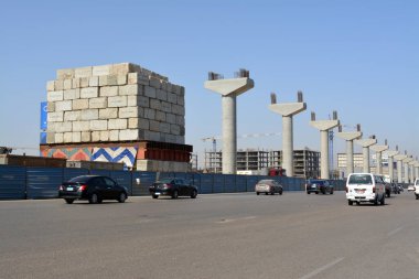 Kahire, Mısır, 24 Nisan 2022: Kahire 'nin demiryolu baş demiryolu taşıma sisteminin üzerinde inşa edilmiş bir inşaat sahası, dairesel çelik ve beton sütunlar ve beton bloklar yığını
