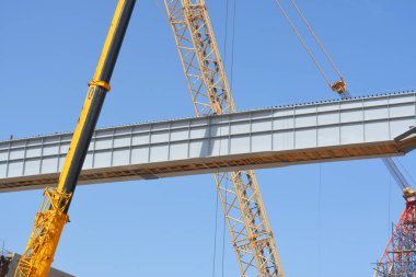 Kahire, Mısır, 24 Nisan 2022: Arabalar ve araçlar için yerlerine yeni bir trafik köprüsü, Mısır 'da yapım aşamasında olan yeni bir köprü, seçici bir odaklanma