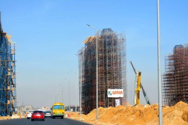 Kahire, Mısır, 24 Nisan 2022: İnşaat halindeki araba ve araçlar için yeni bir trafik köprüsü, inşaat halindeki çelik, ahşap iskeleler ve vinçlerle çevrili köprü beton sütunlar.