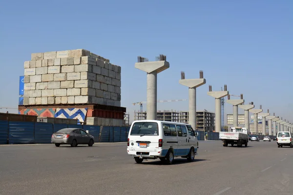 Kahire, Mısır, 24 Nisan 2022: Kahire 'nin demiryolu baş demiryolu taşıma sisteminin üzerinde inşa edilmiş bir inşaat sahası, dairesel çelik ve beton sütunlar ve beton bloklar yığını