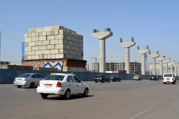 Kahire, Mısır, 24 Nisan 2022: Kahire 'nin demiryolu baş demiryolu taşıma sisteminin üzerinde inşa edilmiş bir inşaat sahası, dairesel çelik ve beton sütunlar ve beton bloklar yığını