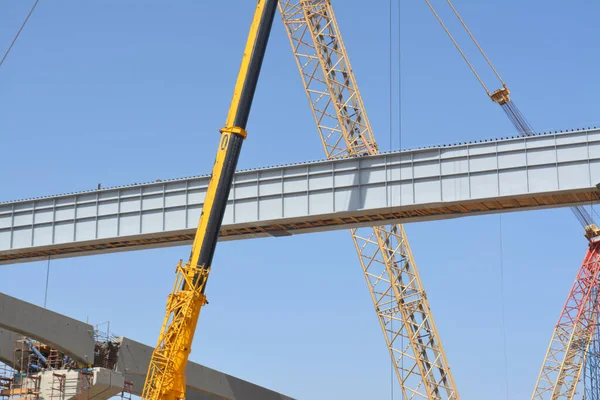 Kahire, Mısır, 24 Nisan 2022: Arabalar ve araçlar için yerlerine yeni bir trafik köprüsü, Mısır 'da yapım aşamasında olan yeni bir köprü, seçici bir odaklanma