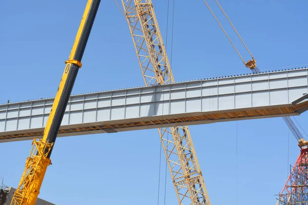 Kahire, Mısır, 24 Nisan 2022: Arabalar ve araçlar için yerlerine yeni bir trafik köprüsü, Mısır 'da yapım aşamasında olan yeni bir köprü, seçici bir odaklanma