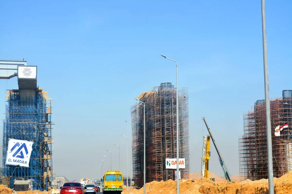 Kahire, Mısır, 24 Nisan 2022: İnşaat halindeki araba ve araçlar için yeni bir trafik köprüsü, inşaat halindeki çelik, ahşap iskeleler ve vinçlerle çevrili köprü beton sütunlar.