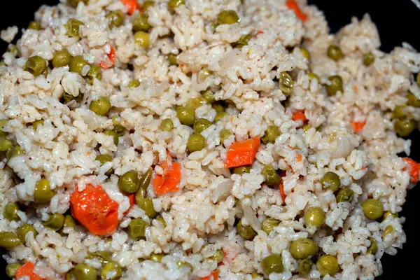 Close Arroz Branco Cozido Vapor Quente Com Legumes Ervilhas Cenouras — Fotografia de Stock