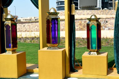 Arap fenerleri Fanous Ramazan, Ramazan ayı boyunca Mısır sokaklarında, perdeli İslami kapılar, bahçe meydanındaki renkli lambaların seçici odak noktası