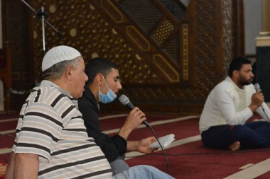 Kahire, Mısır, 13 Mayıs 2021. Mısırlı Müslümanlar, salgın döneminde camilerde ilk bayram namazlarını kılarken, sadece büyük ölçekli camilere Kurban Bayramı namazlarını kılmaları için cemaatlere izin verildi..