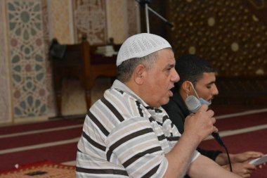 Kahire, Mısır, 13 Mayıs 2021. Mısırlı Müslümanlar, salgın döneminde camilerde ilk bayram namazlarını kılarken, sadece büyük ölçekli camilere Kurban Bayramı namazlarını kılmaları için cemaatlere izin verildi..